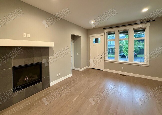Foto del edificio - Gorgeous 3 BR craftsman close to NWX and Shevlin Park
