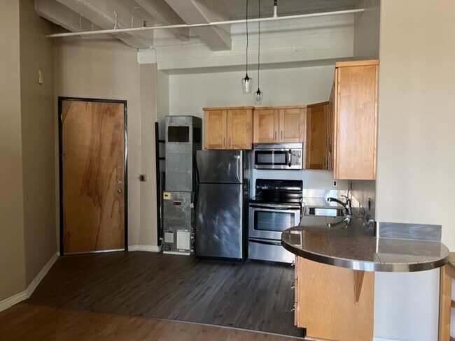 Building Photo - 312 W 5th St