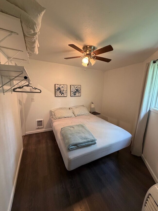 Foto del edificio - Charming "Tiny Home" Living – 1BR + Loft Carriage House