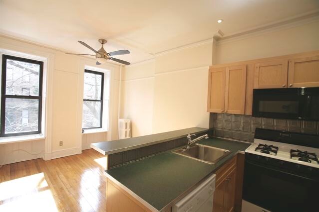 Building Photo - 457 5th St