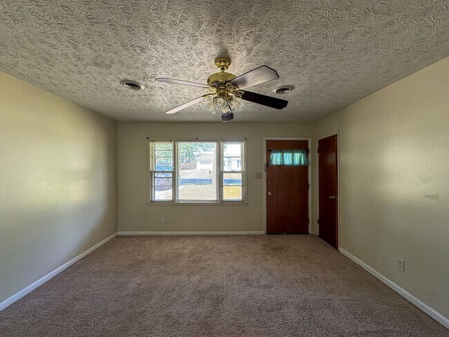 Foto del edificio - Cute 3 Bed 1.5 Bath Home with Fenced Yard
