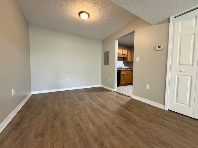 Building Photo - Lovely Winter Springs Condo ~ Vinyl Plank Flooring and Large Screened Patio!
