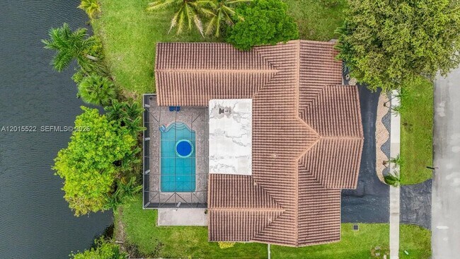 Foto del edificio - 16530 Lake Tree Dr