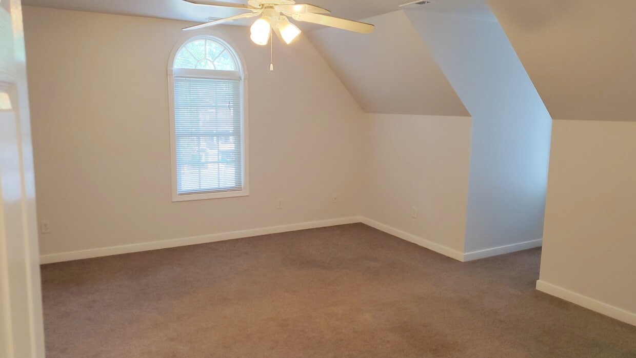 Building Photo - 600 Henry St