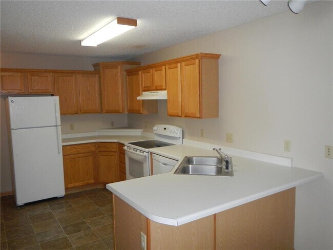Building Photo - 2454 Oakridge Cir