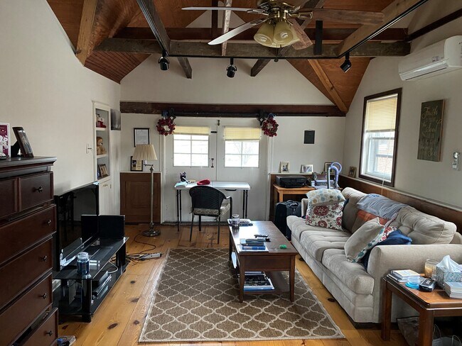 Living Room - 817 Summit Grove Ave