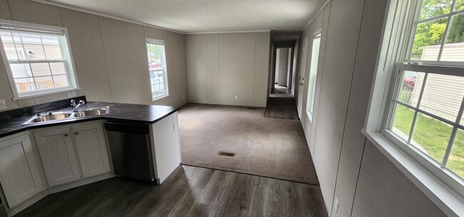 Foto del edificio - 2467 8 Mile Rd