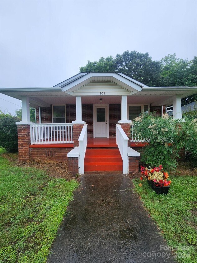 Primary Photo - 808 Aileen Ave