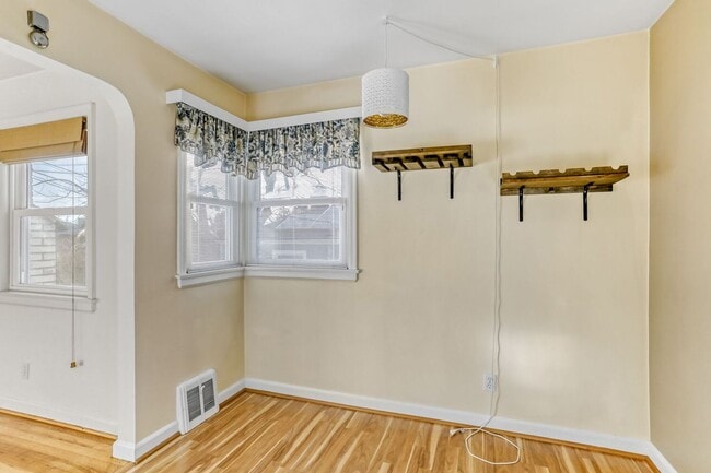 Building Photo - 2 Bed Home with Attached Garage, Den & Fenced Yard in Seattle