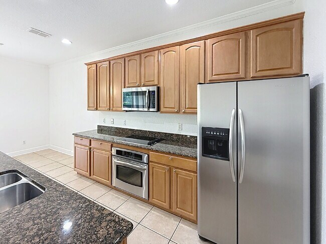 Building Photo - Beautiful 3 Beds and 2.5 Baths townhome with 2 car garage in Stonebridge Commons!