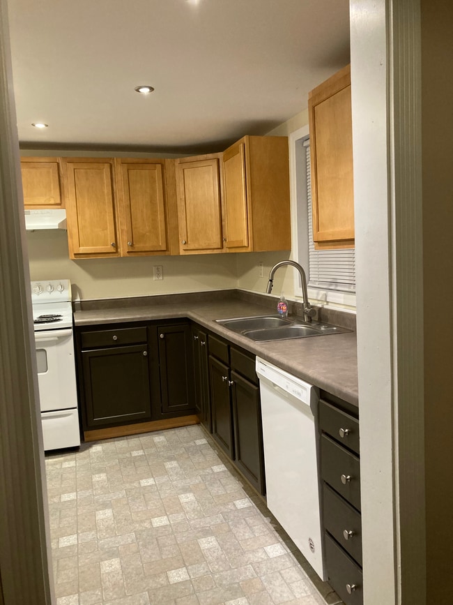 Kitchen angle 1 - 910 E High St