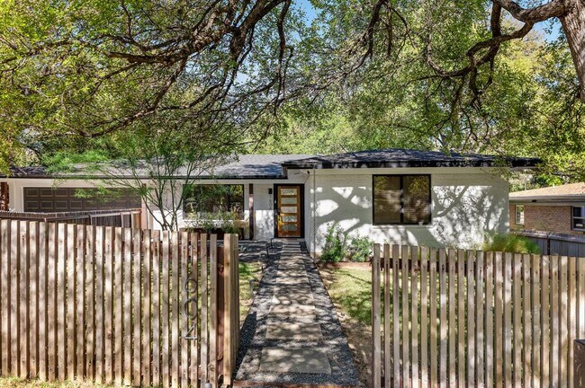 Foto del edificio - 1604 Elmhurst Dr