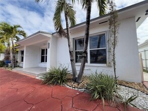 Building Photo - 2761 SW 33rd Ct