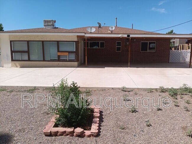 Foto del edificio - 9002 Candelaria Rd NE