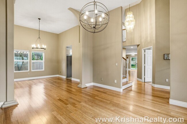 Foto del edificio - Lovely 4 BD | 2.5 BA | 2,470 SF | 3-Car Garage | Cul-de-Sac Lot | Barberton