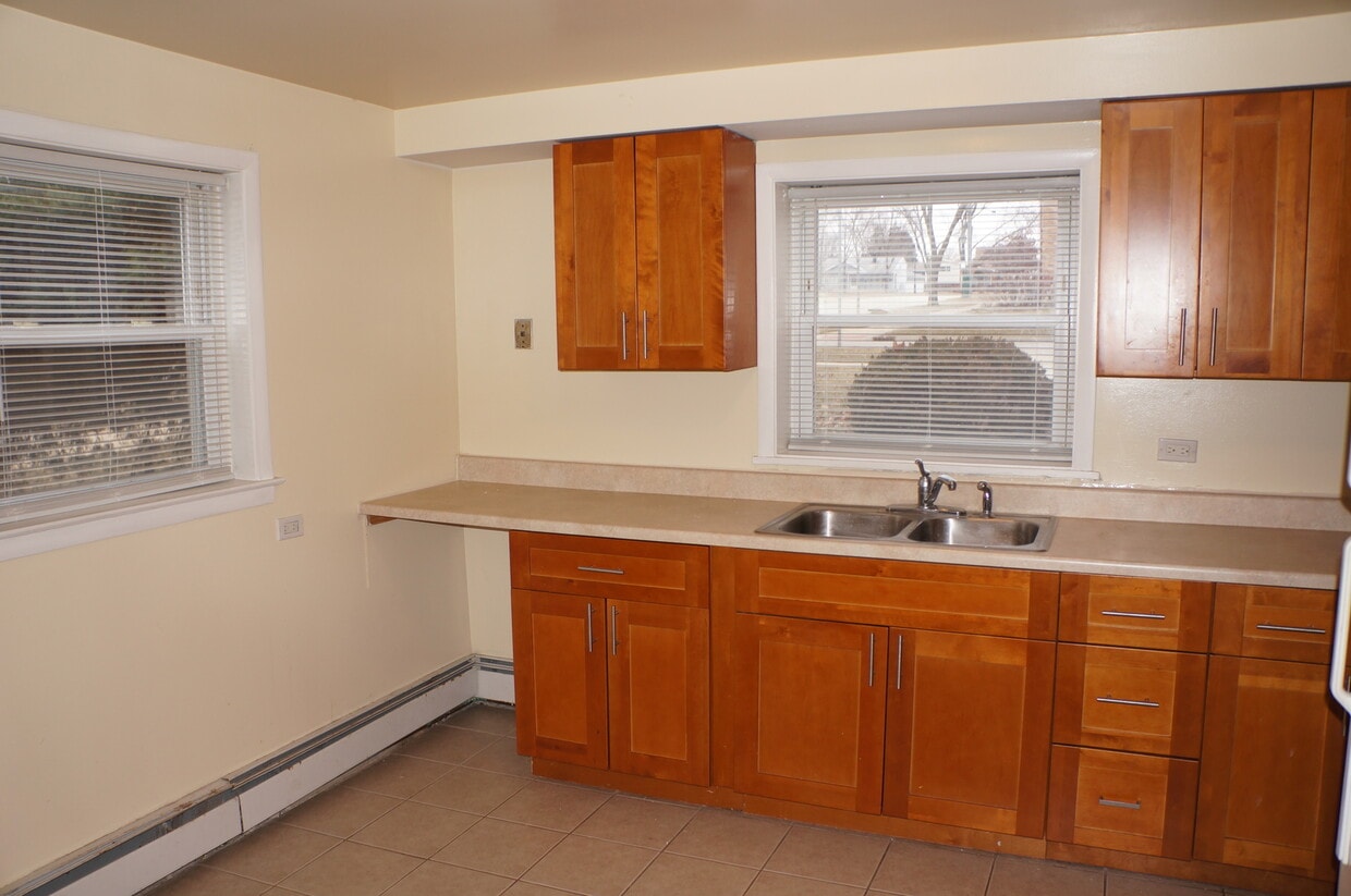 Primary Photo - 117 E Grove St