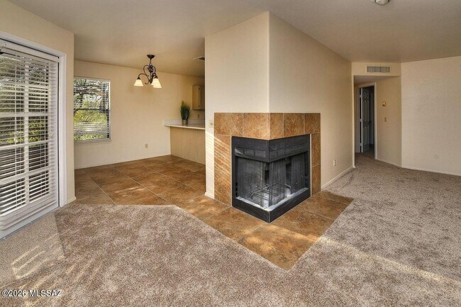 Foto del edificio - 6655 N Canyon Crest Dr