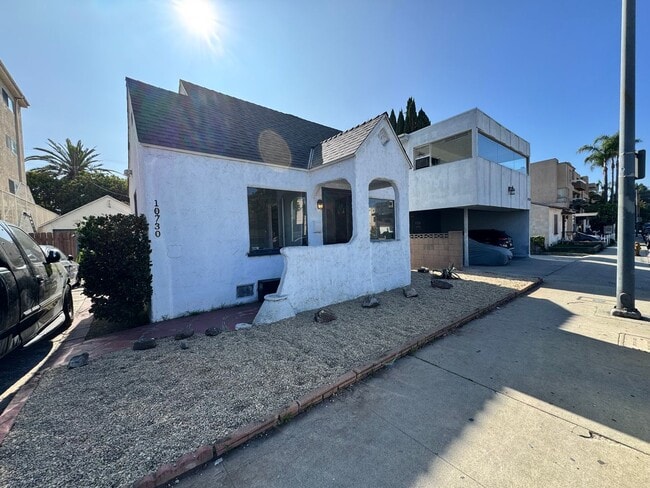 Foto del edificio - Two Bedroom Front House near Westside Village