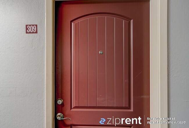 Foto del edificio - 1457 N Camino Alto