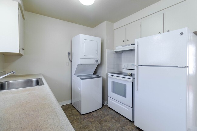 Building Photo - ** MOVE IN SPECIAL **Charming 2 Bedrooms 1...