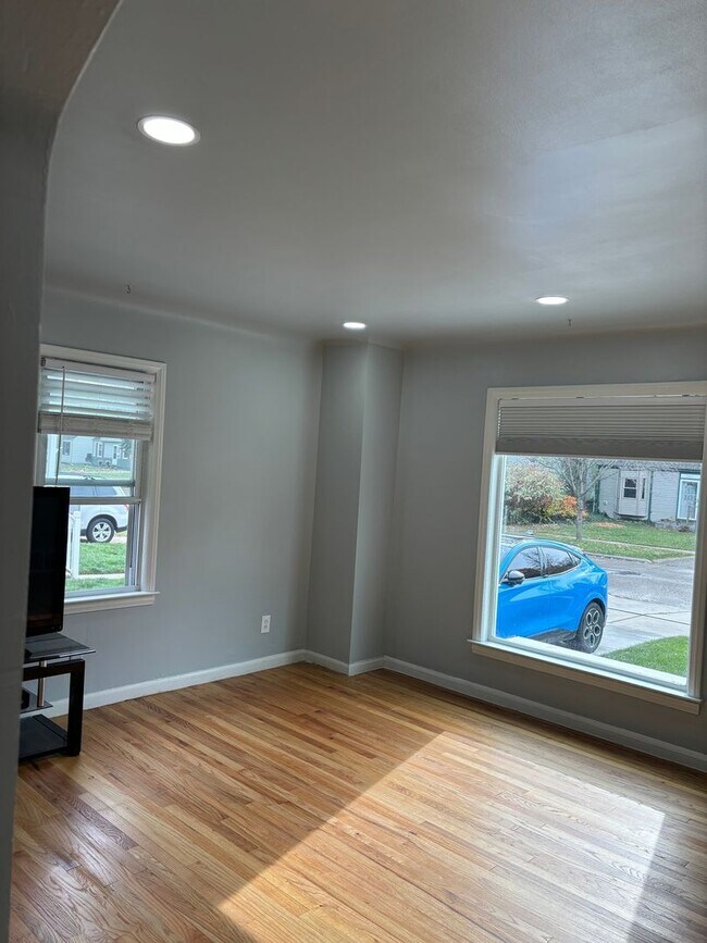 Building Photo - 3 Bedroom Single Family Home in Dearborn H...