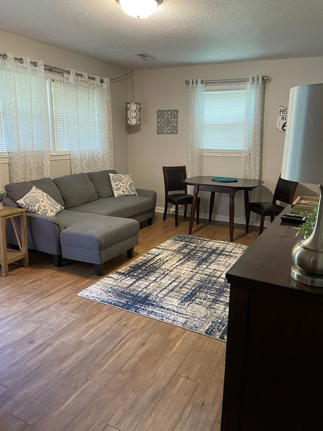 Foto del edificio - 720 Meadow Cir
