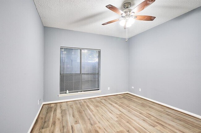 Building Photo - 10047 Westpark Dr