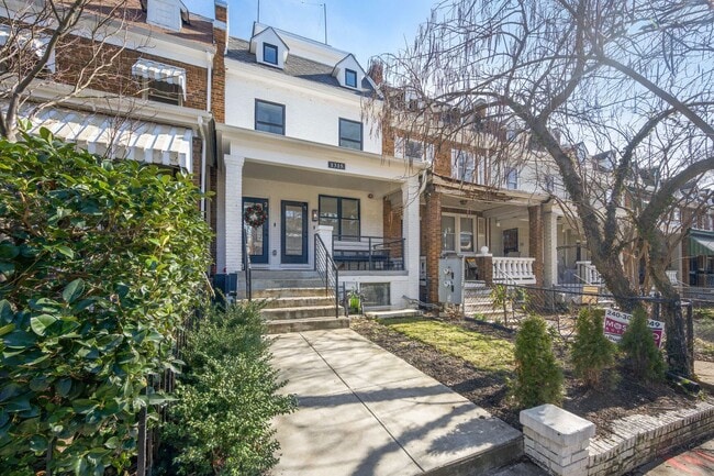 Photo - Stunning Contemporary Home Near Union Station with Secured Parking!