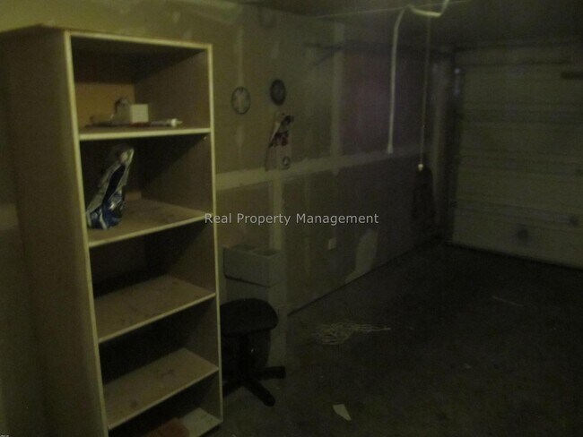 Foto del edificio - 2 br with bonus room!  beautiful townhouse end unit, available in April! Pet Friendly..