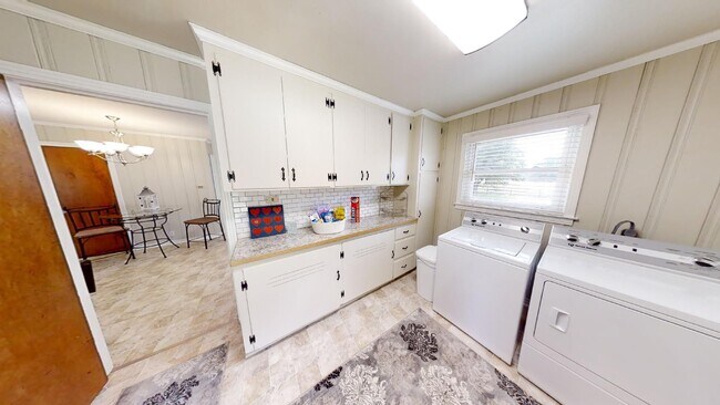Building Photo - One-story Ranch on average just minutes aw...