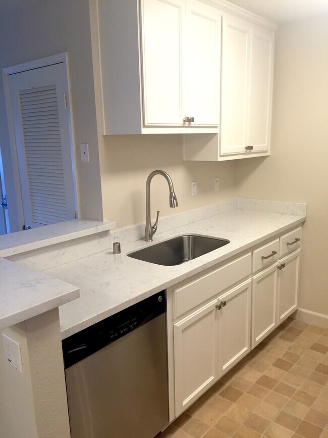 Foto del edificio - Remodeled 1 Bed 1 Bath Condo. Stainless Steel Appliances. Pool and Hot Tub