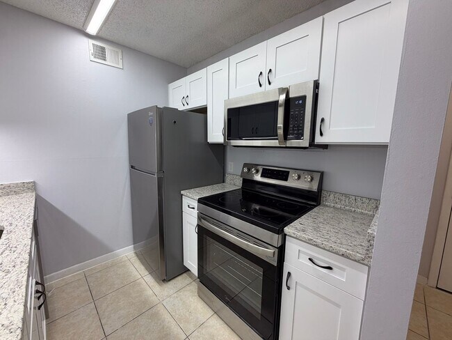 Foto del edificio - 4BR/4BA Condo off SW 34th Street - available NOW!