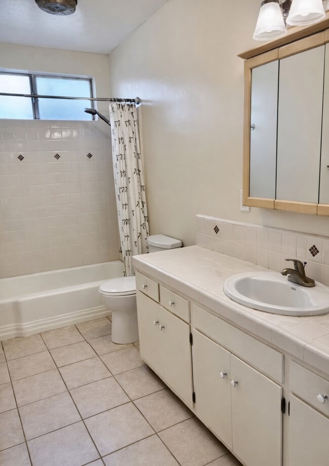 Building Photo - 351 Riverdale Dr