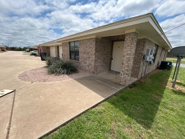 Building Photo - 909 McDaniel Circle, Killeen