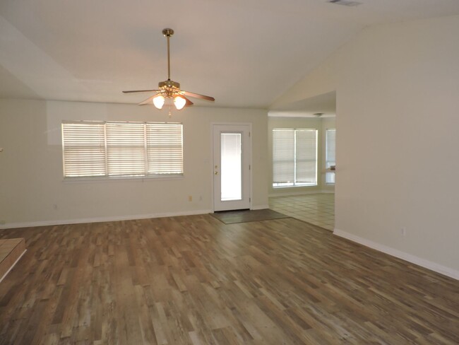 Building Photo - Nice home in convenient Northeast Pensacola!