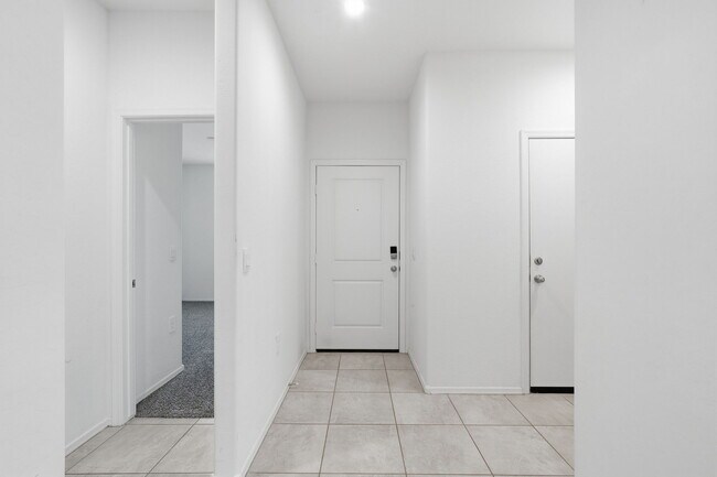 Foto del edificio - 1575 E Fletcher Dr