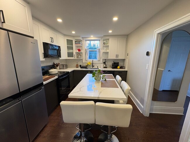 Building Photo - Inviting 3 Bedroom Home With 2 Parking Spots