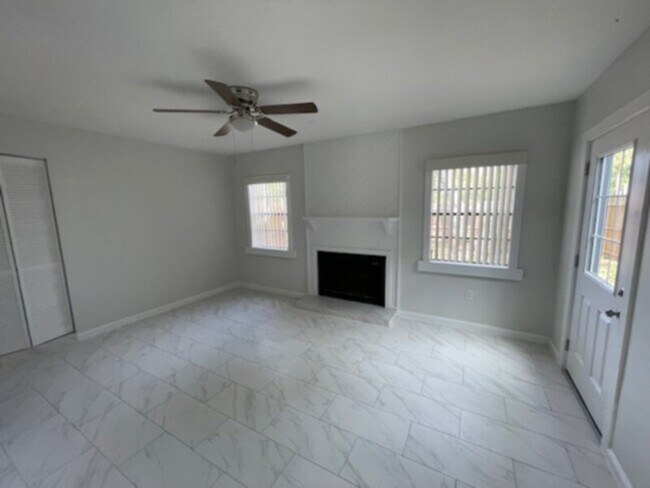 Foto del edificio - Winter Park 2 Bed, 2 Bath- Upgraded INSIDE and OUT w/ Community Pool!
