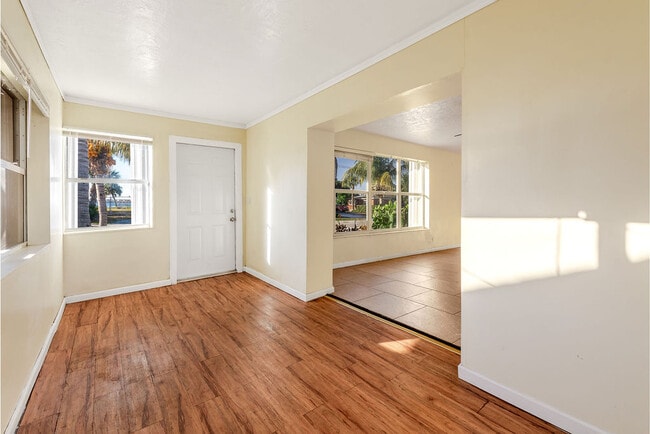 Building Photo - 1341 6th St