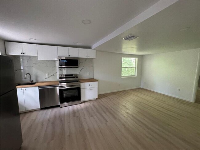 Foto del edificio - 136 NE 60th St