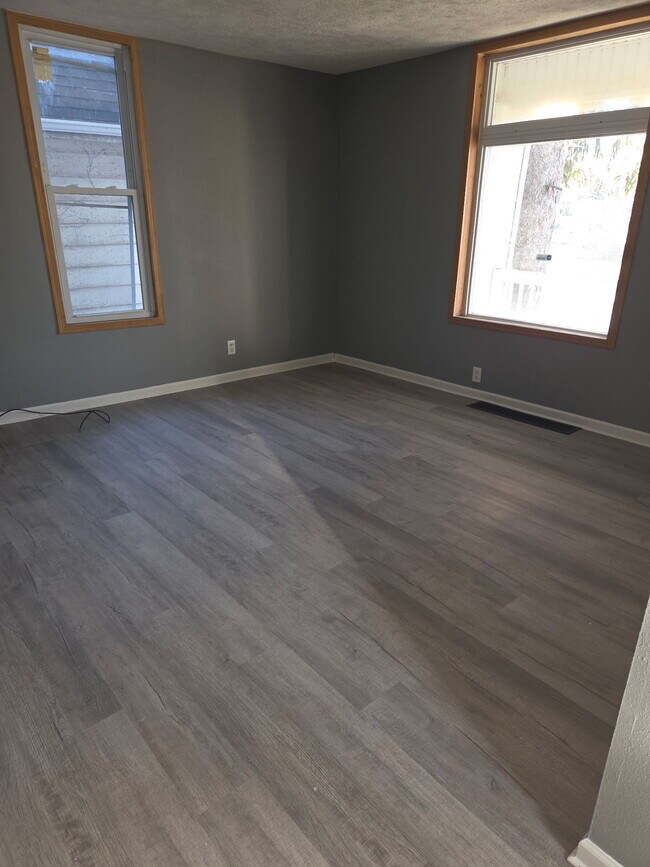 Foto del edificio - 812 W McClure Ave