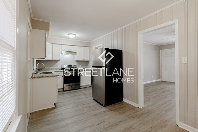 Building Photo - 3215 Commodore Dr