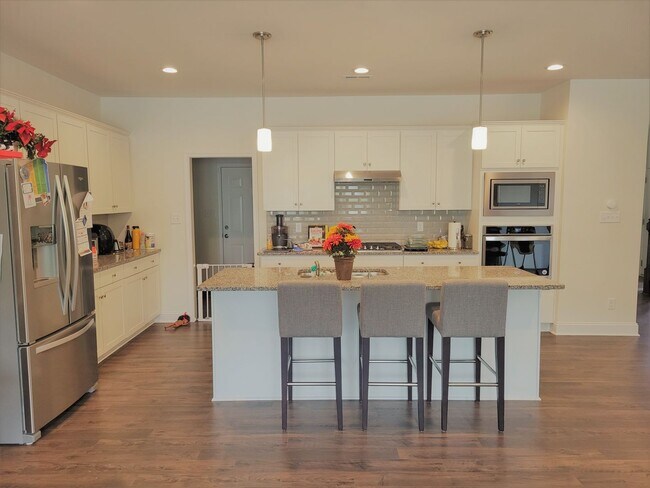 Foto del edificio - Beautiful end unit townhouse in Cosby Village with loads of extras.