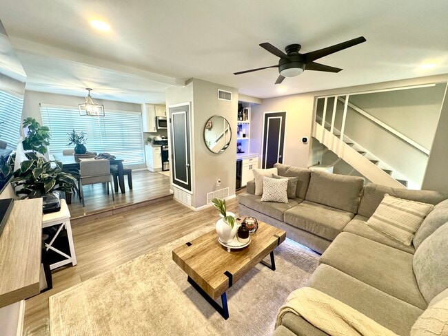 Building Photo - 1151 W Badillo St