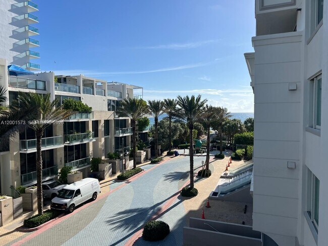 Foto del edificio - 9499 Collins Ave