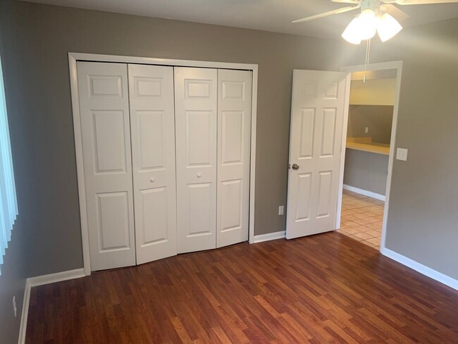 Building Photo - Cute 3 Bedroom 1.5 Bath duplex in Southwes...