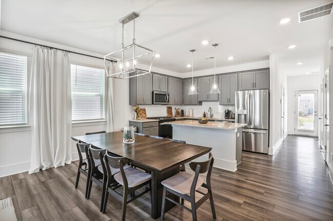 Foto del edificio - 1486 Pinedale Cres NW