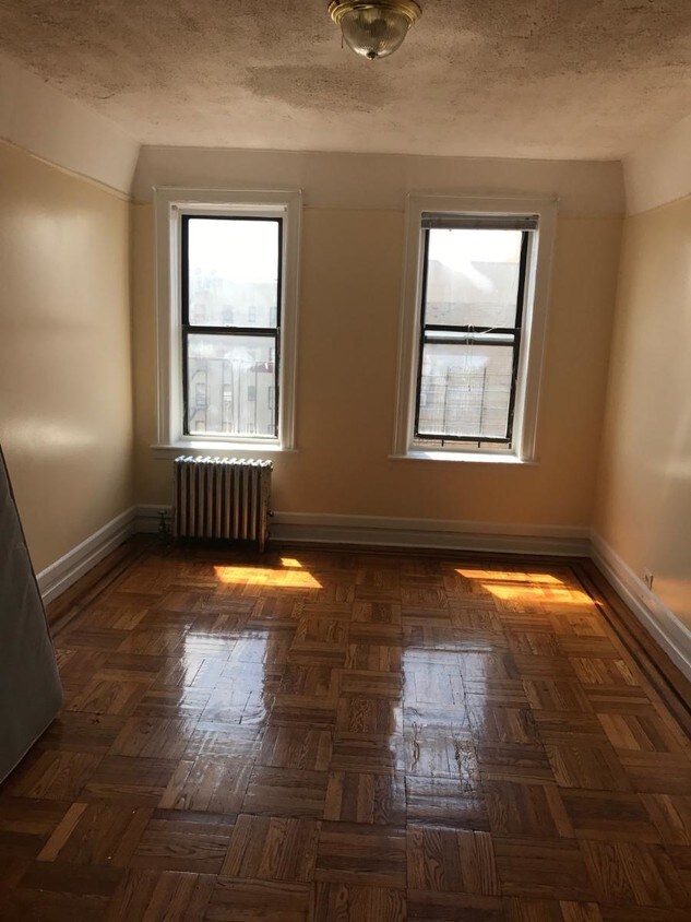 Primary Photo - 2710 Bainbridge Ave