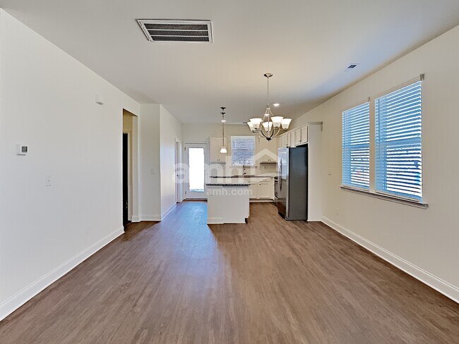 Foto del edificio - 215 Stowe Rd