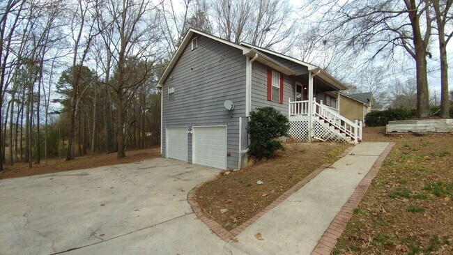 Building Photo - Charming Douglasville Home with Bonus Base...